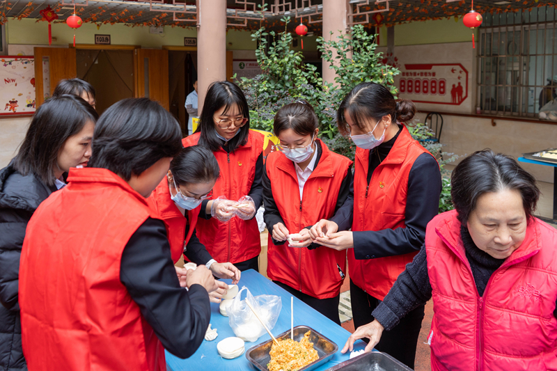 世界杯在线(China)酒店公司机关和五象山庄联合党支部给老人们包饺子.jpg