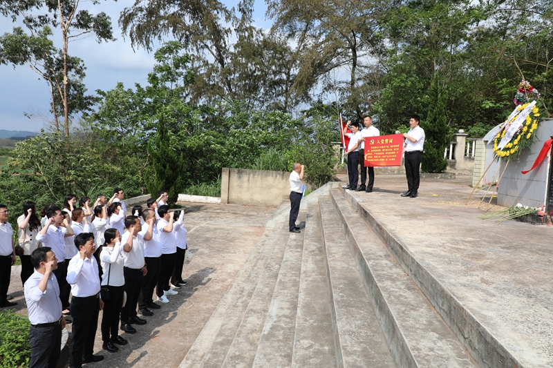 世界杯在线(China)资产公司机关党支部到斑峰烈士陵园祭英烈.jpg
