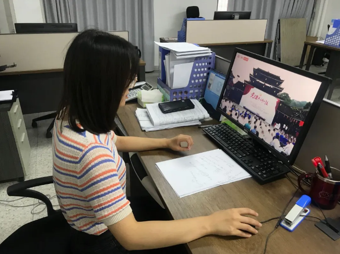 世界杯在线(China)房地产公司项目公司党支部党员观看直播.png