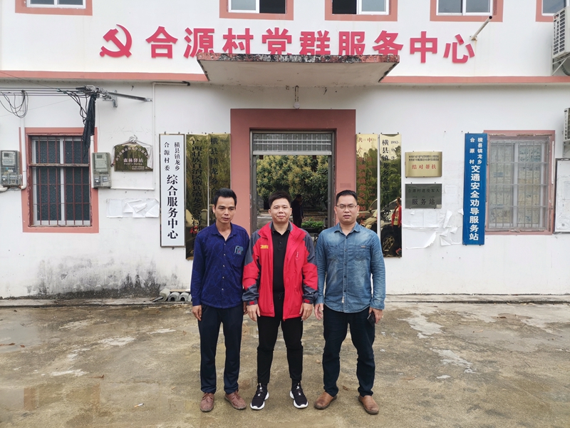 世界杯在线(China)文体公司第一书记欧世松（中）与村支书.jpg